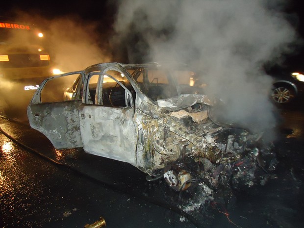 Carro ficou totalmente destruído após acidente na BR-282 (Foto: Jatir Fernandes/Divulgação)