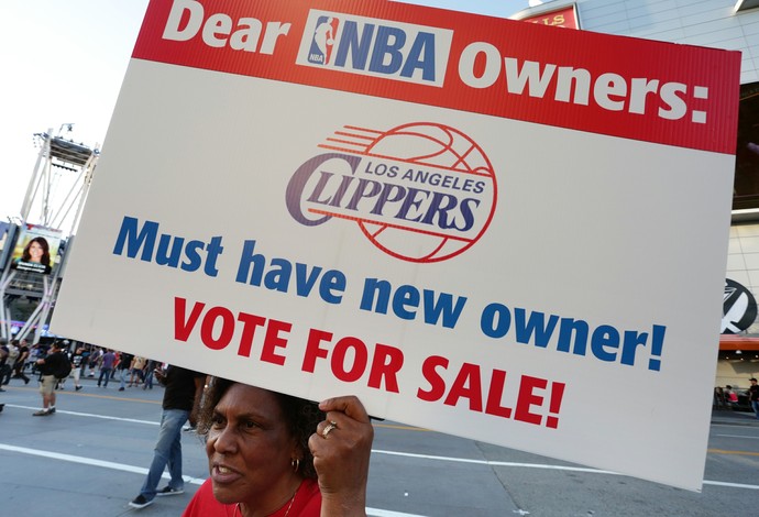 Manifestante exibe cartaz em que defende venda do Los Angeles Clippers (Foto: Getty Images)