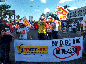 Manifestantes estão concentrados na Avenida Senador Salgado Filho, em Natal (Foto: Bessie Cavalcanti/Inter TV Cabugi)
