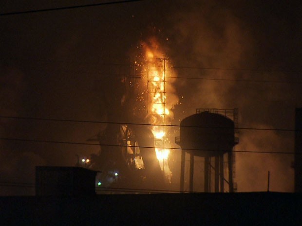 Incêndio atinge alto-forno da Usiminas, em Cubatão, SP (Foto: Reprodução/TV Tribuna)