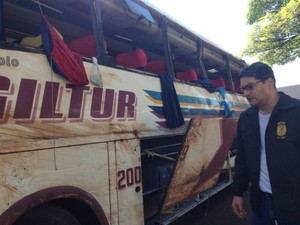 Ônibus foi levado para a Delegacia de Bandeirantes (Foto: Wilson Kirsche / RPC TV)