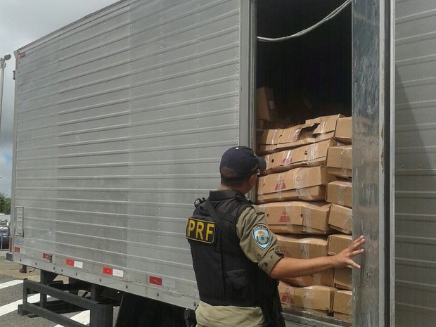 Caminhão-baú transportava duas toneladas de carne moída sem refrigeração (Foto: PRF/Divulgação)