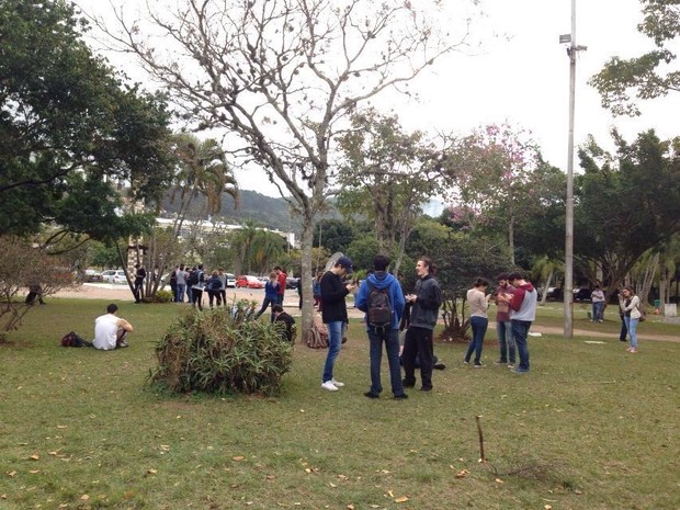 Estudantes da UFSC capturavam pokémons na tarde desta quinta (4) em Florianópolis (Foto: Bianca Amorim/RBS TV)