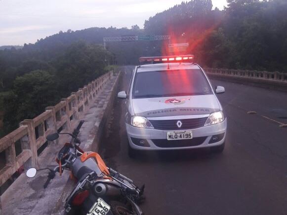 Moto ficou sobre na BR-158 e motociclista caiu da ponte (Foto: PM/Divulgação)