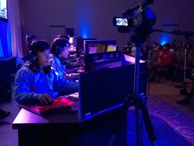Concentração do time asiático da LV Gaming durante a final de 'Dota 2' na CES 2015; eles venceram o time europeu Virtus.pro Polar (Foto: Gustavo Petró/G1)