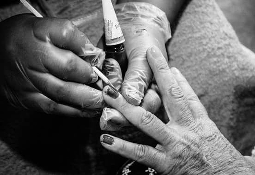 Também fizeram as unhas durante o dia de beleza no asilo em Assis (Foto: Jean Galvão / Divulgação )