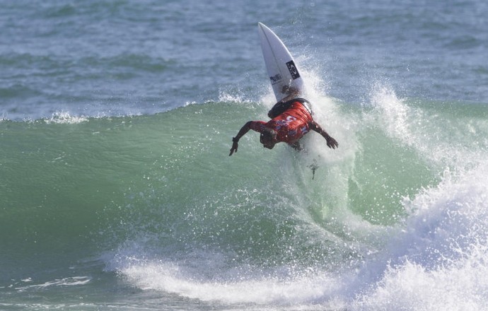 Jadson André Trestles surfe (Foto: Divulgação/WSL)