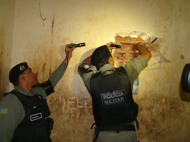 Policiais procuram objetos utilizados pelos presos para cavar buracos (Foto: Catarina Costa/G1)