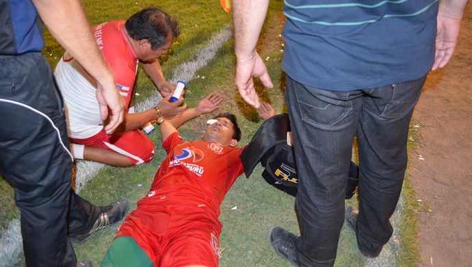 Mauryan caiu para receber atendimento médico após cabeçada desleal (Foto: Nailson Wapichana)