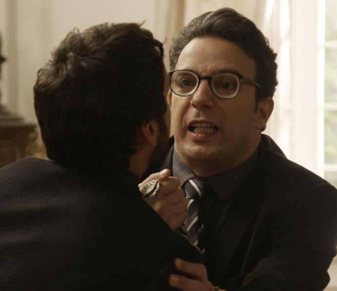 Agilson ameça desmascarar Leozinho para Fedora (Foto: TV Globo)