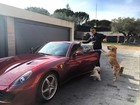 Cristiano Ronaldo exibe foto com cães, mas carrão rouba a cena