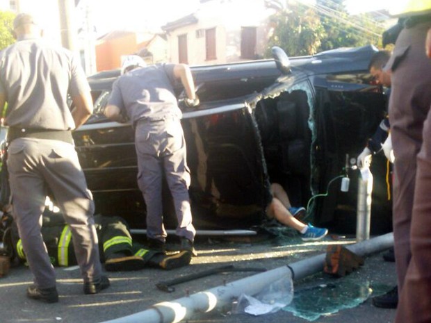 G1 Motorista capota o carro fica preso nas ferragens e é resgatado