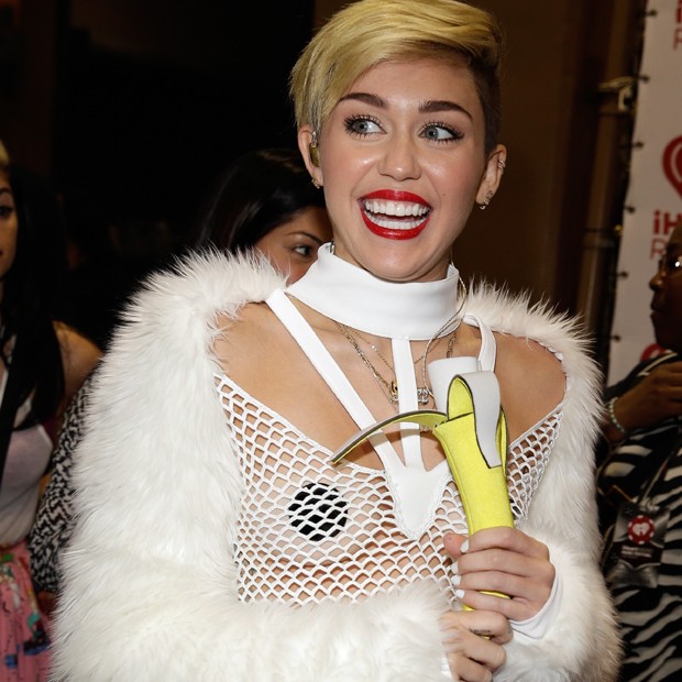 Miley Cyrus é eleita a famosa mais cafona de 2013. Veja os piores