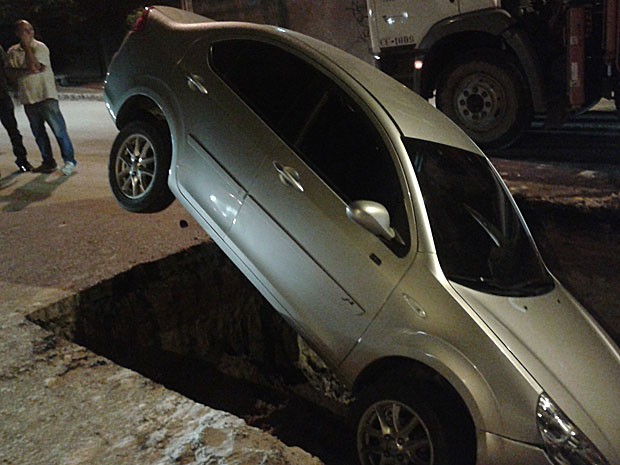 Carro cai em cratera no Recife (Foto: Joany Neres / Acervo pessoal)