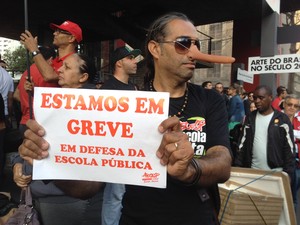 Professor exibe cartaz e usa nariz de Pinóquio durante o protesto. (Foto: Glauco Araújo/G1)