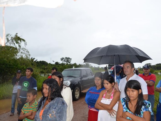 Pessoas param na BR-425, em Rondônia, após água invadir a pista (Foto: Dayanne Saldanha/G1)