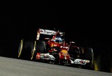 Alonso supera Mercedes e põe Ferrari no topo no 1º treino livre de Cingapura