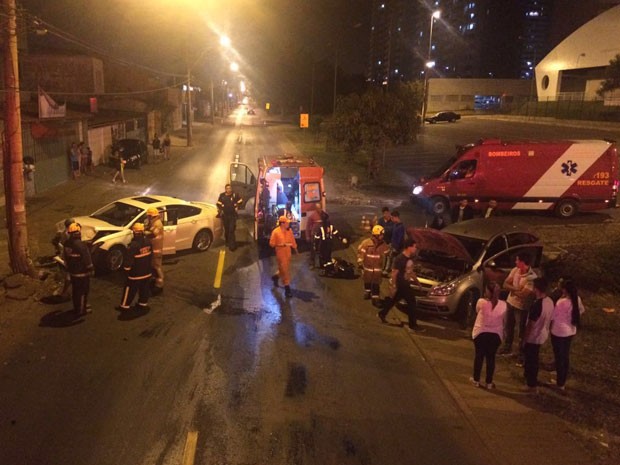 Bombeiros prestam socorro a vítima de acidente envolvendo dois carros e um poste no DF (Foto: Corpo de Bombeiros DF/Divulgação)