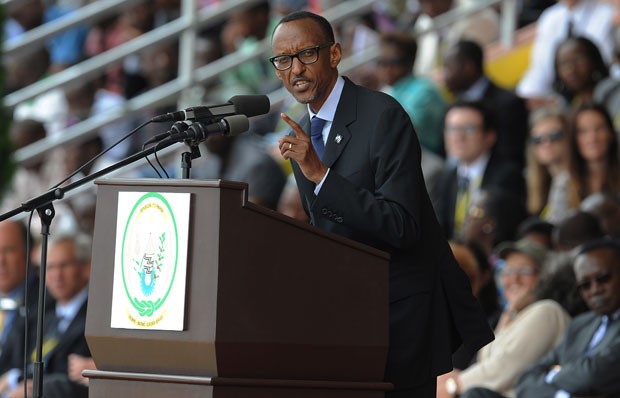 O presidente de Ruanda, Paul Kagame, discursa em evento que marca os 20 anos do genocídio no país (Foto: Sinon Maina/AFP)