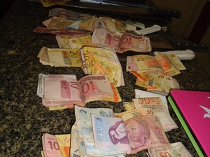O valor de R$ 5.000 foi encontrado na residência de Osvaldo Nascimento (Foto: Divulgação/Polícia)
