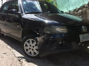 Carro foi atingido por veículo desgovernado (Foto: Rafael Teles/G1)