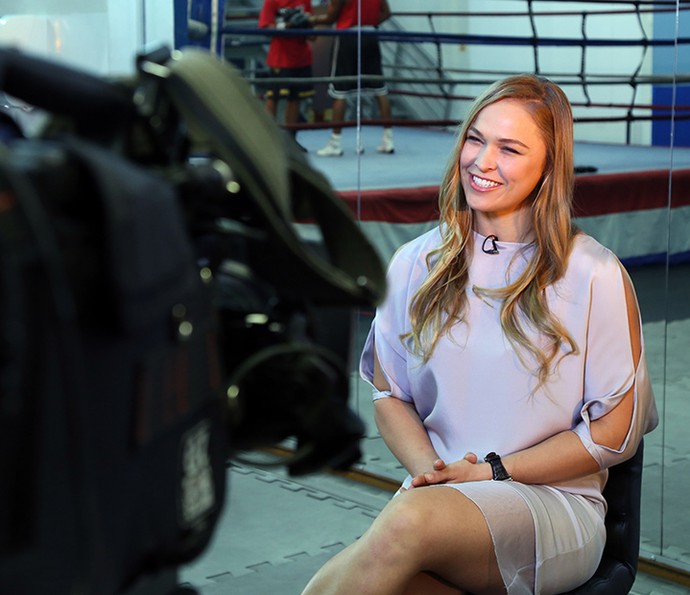 Ronda Rousey em entrevista para a 'Globo' quando esteve no Brasil e acabou perdendo o cinturão (Foto: Globo/ Pedro Paulo Figueiredo)