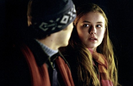 Emily VanCamp em outra cena de Everwood, série que ficou no ar de 2002 a 2006 Divulgação