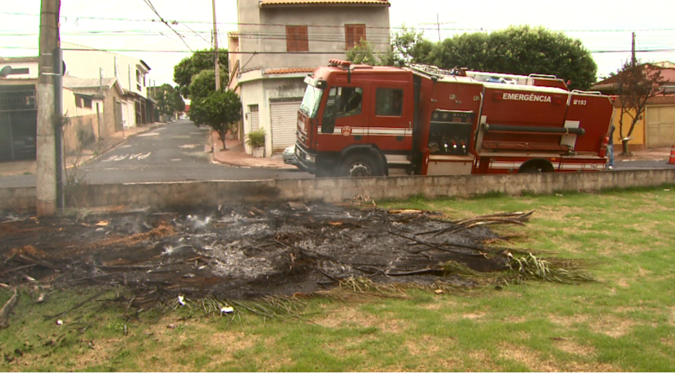 Profissionais haviam acabado de apagar incêndio quando acidente ocorreu em Ribeirão Preto (Foto: Reprodução / EPTV) Profissionais haviam acabado de apagar incêndio quando acidente ocorreu em Ribeirão Preto (Foto: Reprodução / EPTV)