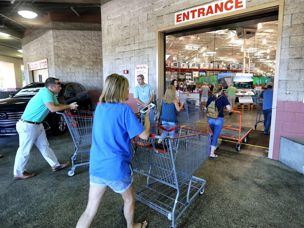 Americanos vão nesta quarta-feira (5) a supermercado em Altamonte Springs, na Flórida, para estocar comida como medida de precaução à passagem do furacão Matthew pelo sudeste dos EUA (Foto: Joe Burbank/Orlando Sentinel via AP)