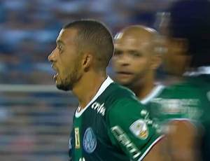 Roger Flores diz que Vitor Hugo foi imprudente em expulsão: Sem freio