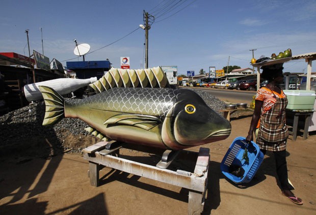 Caixão em formato de peixe que foi fabricado por empresa de Accra, em Gana (Foto: Luc Gnago/Reuters) Caixão em formato de peixe que foi fabricado por empresa de Accra, em Gana (Foto: Luc Gnago/Reuters)