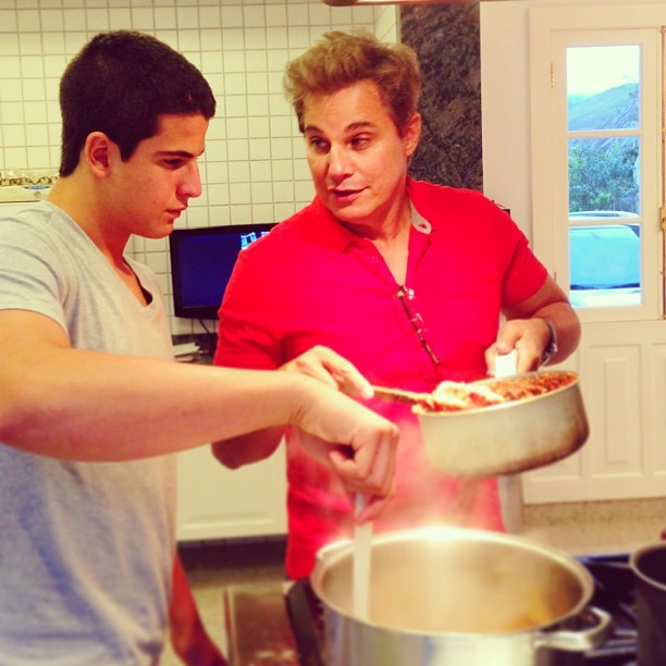 Edson Celulari e Enzo cozinhando juntos (Foto: Instagram / Reprodução)