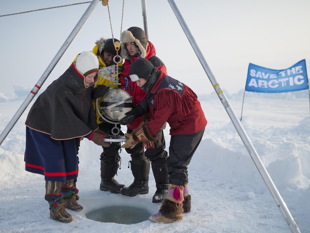 Grupo lança bandeira a 4 mil metros de profundidade no Mar Ártico, no Polo Norte (Foto: Christian Åslund / Greenpeace)