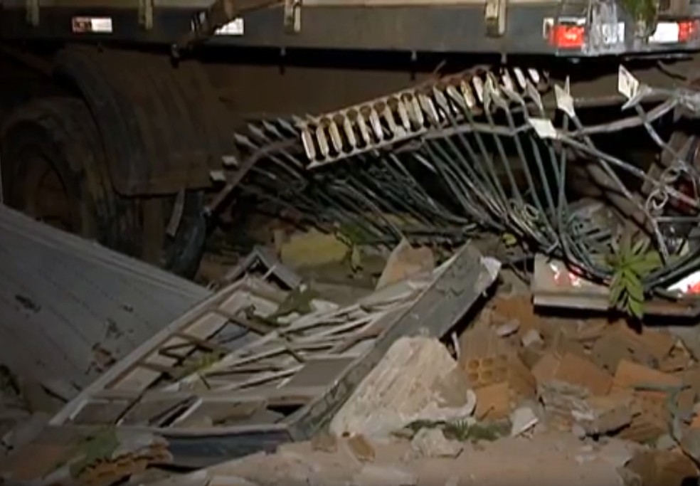 Carreta invadiu uma casa no Conjunto Habitacional Ana Jacinta (Foto: Reprodução/TV Fronteira)