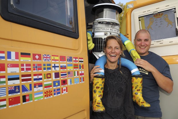 Rob pega carona com o casal de turistas belgas Kim Van Aerde e Seb Leeson (Foto: Kenneth Armstrong/Reuters)
