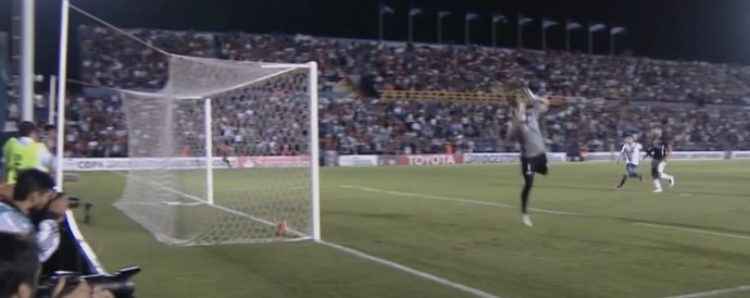 Bom para o Palmeiras: árbitro não vê gol do Nacional em duelo uruguaio