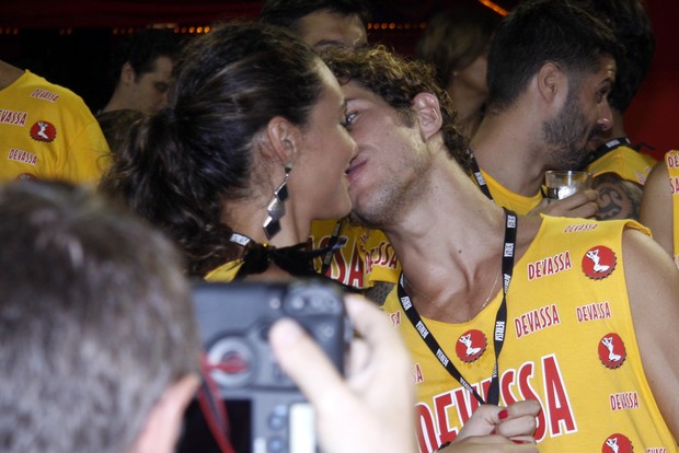 Beijos Jose Loreto e Debora Nascimento (Foto: Alex Palarea/Felipe Assumpção)