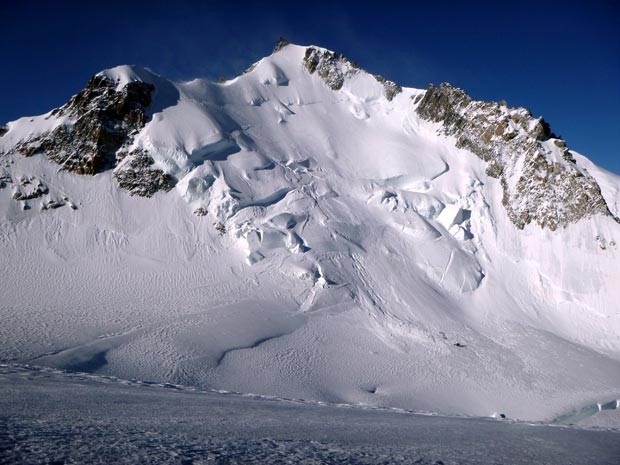 Mont Maudit (Monte Maldito), na região do Mont Blanc, entre França e Itália (Foto: Gendarmerie Nationale/AFP)