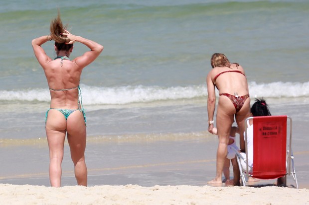 Mirella Santos na praia (Foto: Dilson Silva / AgNews)