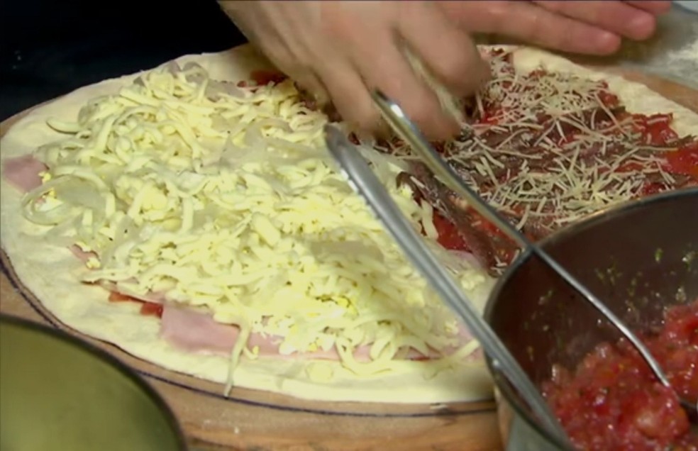 Pizza de dois sabores não pode ser cobrada pelo valor da mais cara (Foto: Reprodução/TV Globo)