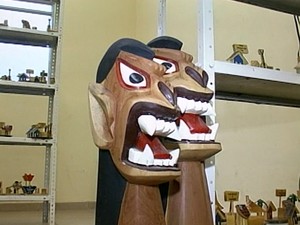 Artesão ganha a vida produzindo carrancas em Juazeiro (Foto: Reprodução/TV Norte)