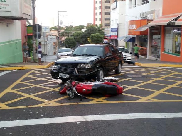 G Acidente Entre Carro E Motocicleta Deixa Uma Pessoa Ferida