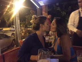 Ex-BBBs Natalia Casassola e Anamara se beijam e bar em Goiânia, Goiás (Foto: Divulgação)