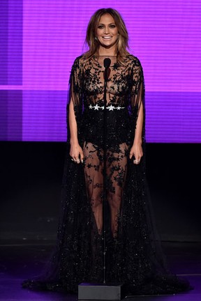 Jennifer Lopez em prêmio de música em Los Angeles, nos Estados Unidos (Foto: Kevin Winter/ Getty Images/ AFP)