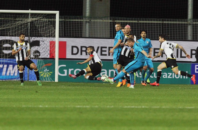 Podolski chuta gol vitória Udinese x Internazionale (Foto: EFE/LANCIA)