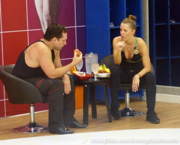 Daniel e Ju comem umas frutinhas para recuperar a energia (Foto: Domingão do Faustão / TV Globo)