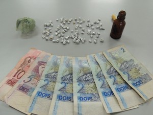 PM apreendeu 99 pedras de crack (Foto: Polícia Militar/Divulgação)