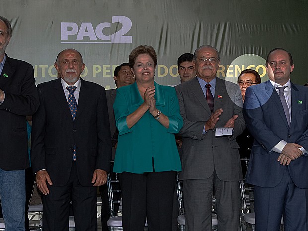 Asdrúbal Bentes (2º, da dir. para esq.) aparece em foto junto com a presidente Dilma Rousseff em evento nesta quinta em Marabá (PA) (Foto: Ricardo Stuckert/Instituto Lula)