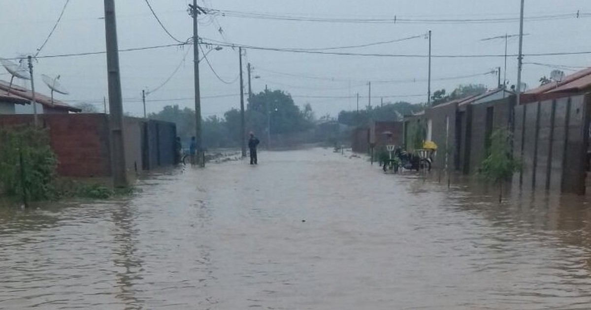 G1 - Famílias são retiradas de casas após forte chuva em Pirapora ... - Globo.com