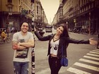 Andressa e Nasser posam em rua na Argentina